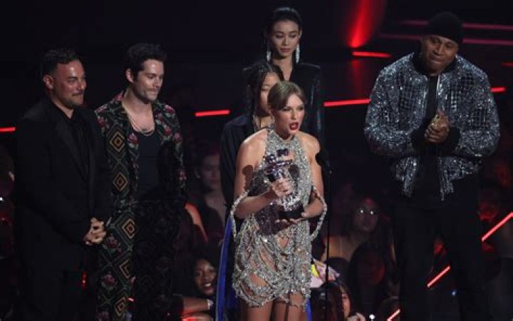 10 Hottest VMAs PDA Moments Of All-Time: Kimye, Selena & Justin & More