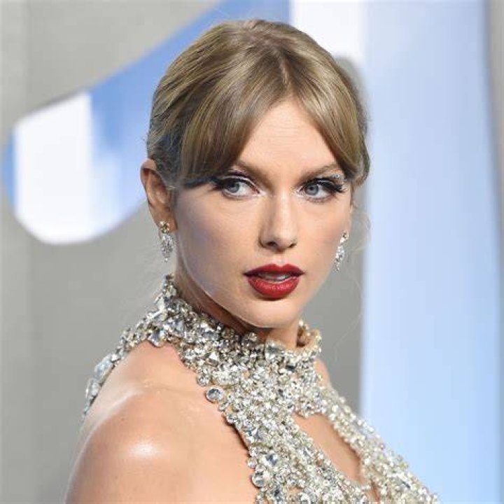 15 Sexiest Holiday-Inspired Looks Of 2019: Taylor Swift, Gwen Stefani & More