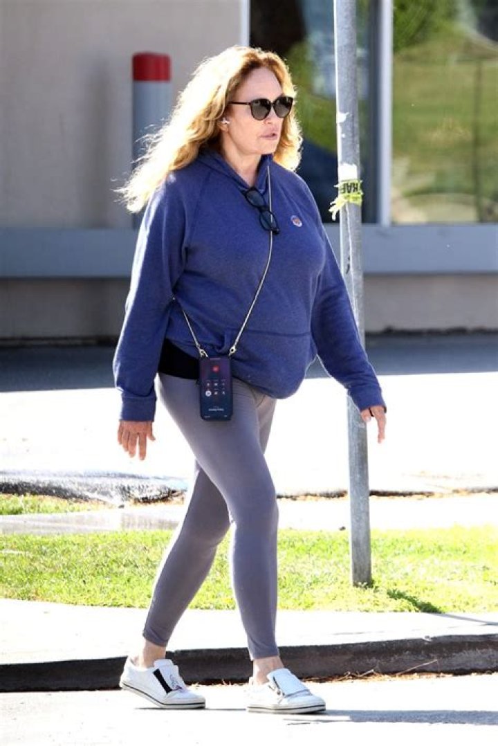 15 Stars In Sneakers With Leggings, Jeans & Workout Looks At Home