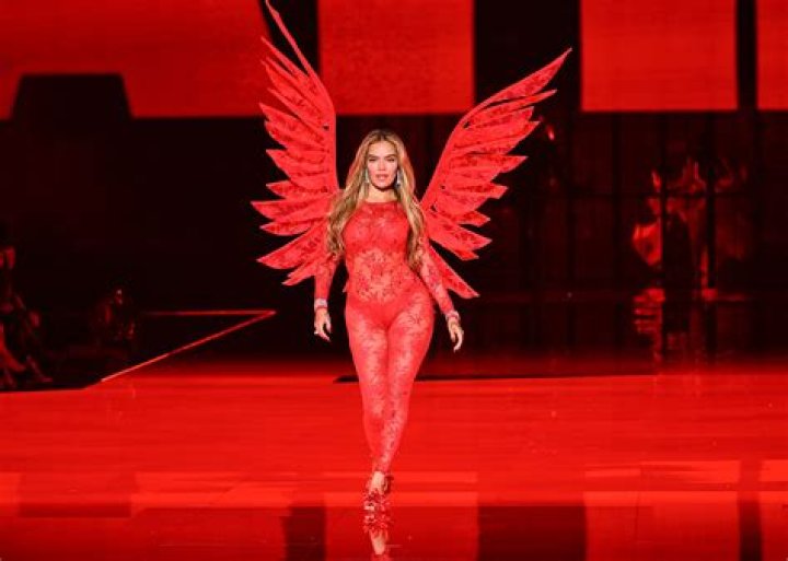2017 Victoria’s Secret Fashion Show — Runway Pics