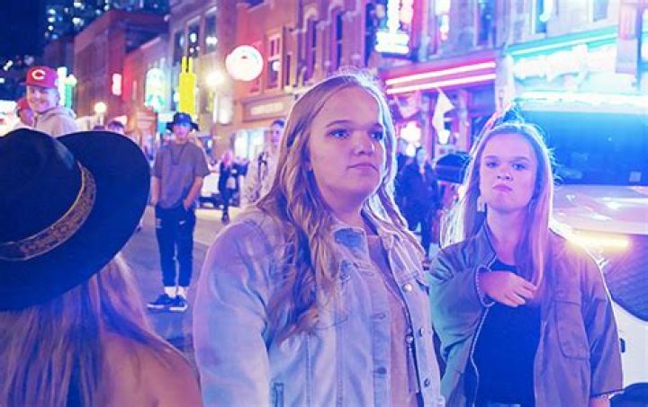 ‘7 Little Johnstons’ Preview: Liz & Her Friends Get Hounded For Photos In Nashville