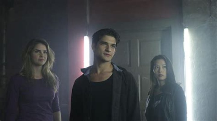 A Deadly Virus Plagues Beacon Hills – Hollywood Life