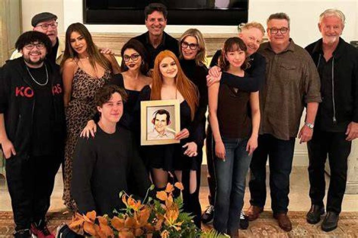 ‘AGT’ Recap: Sofia Vergara Gets A ‘Modern Family’ Surprise & 5 More Acts Move Forward