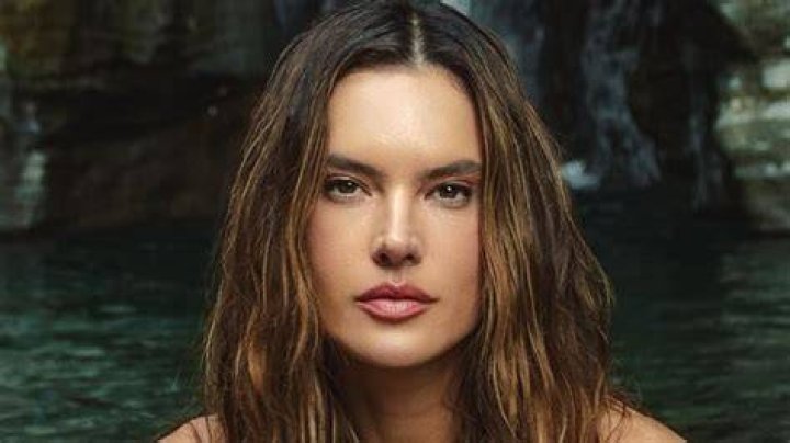 Alessandra Ambrosio Sizzles In Red White & Blue Bikini: Photos – Hollywood Life