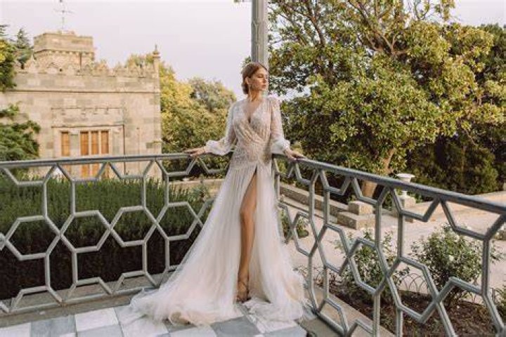 Alexis Wants A Revealing Wedding Gown – Hollywood Life