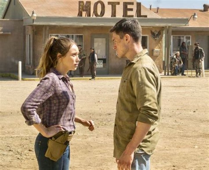 Alicia & Jake Hook Up On ‘Fear The Walking Dead’ — S3 Spoilers – Hollywood Life