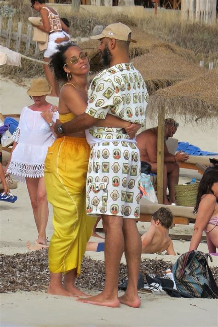 Alicia Keys Rocks Yellow Bikini In Spain With Family – Hollywood Life
