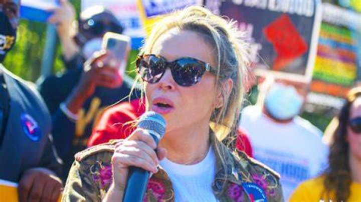 Alyssa Milano Arrested At White House Protesting For Voting Rights – Hollywood Life
