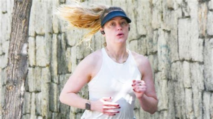 Amber Heard Goes On A Makeup Free Run While Living In Spain – Hollywood Life
