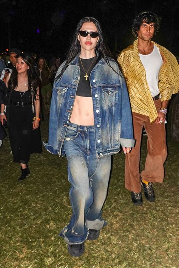Amelia Hamlin Wears Crop Top To Dinner With Mason & Scott Disick: Photos – Hollywood Life