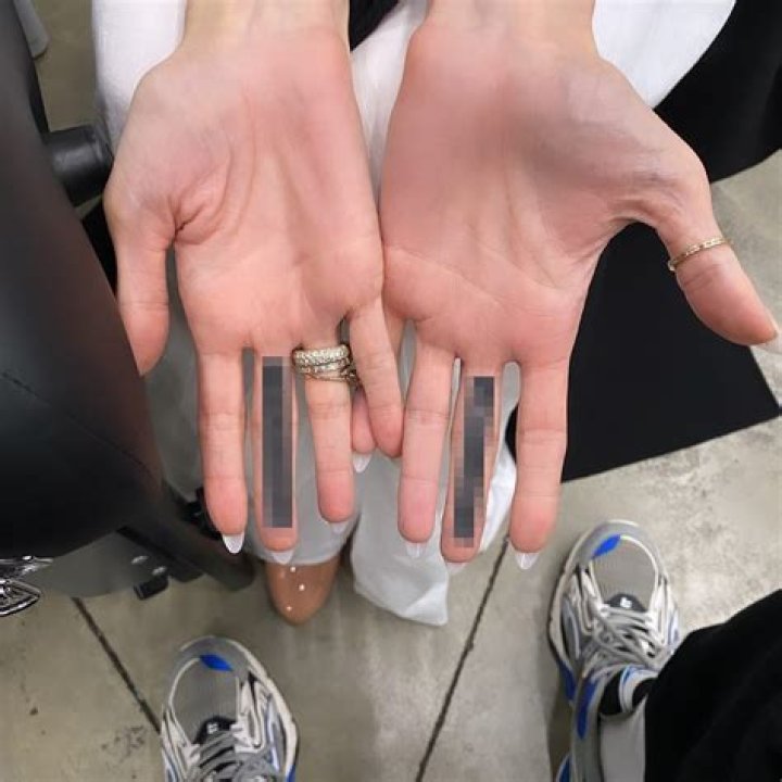 Angelina Jolie Has Tattoos On Fingers & Fans Think It’s For Brad Pitt – Hollywood Life