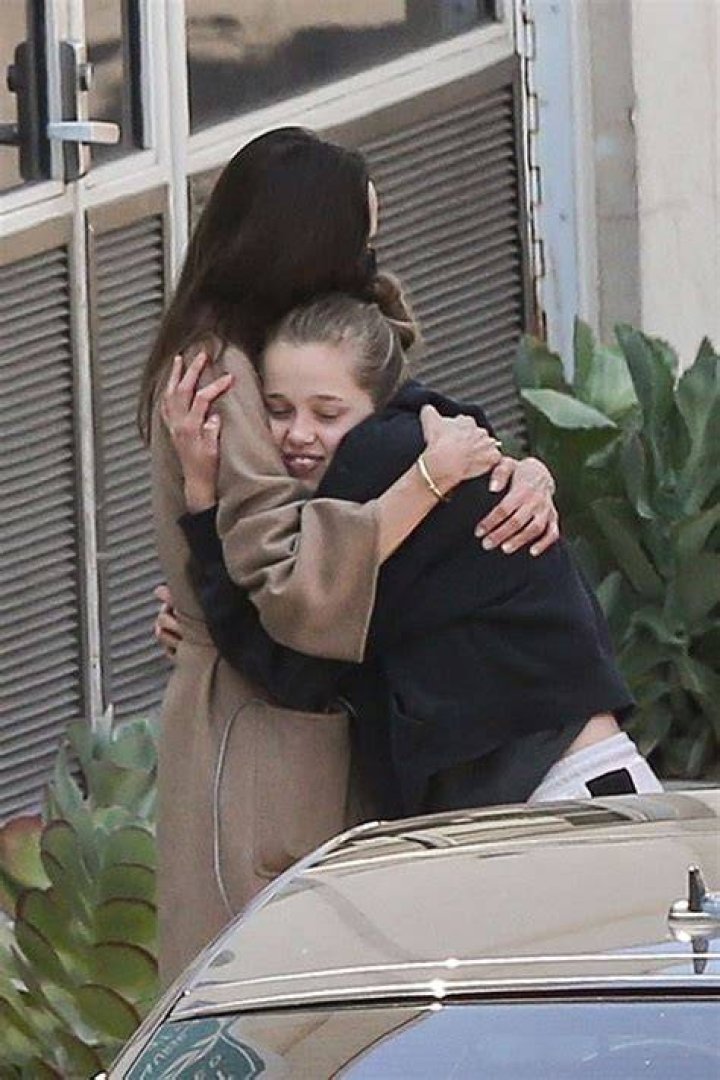 Angelina Jolie Hugs Shiloh Jolie-Pitt, Kids Outside A Hospital: Photos – Hollywood Life