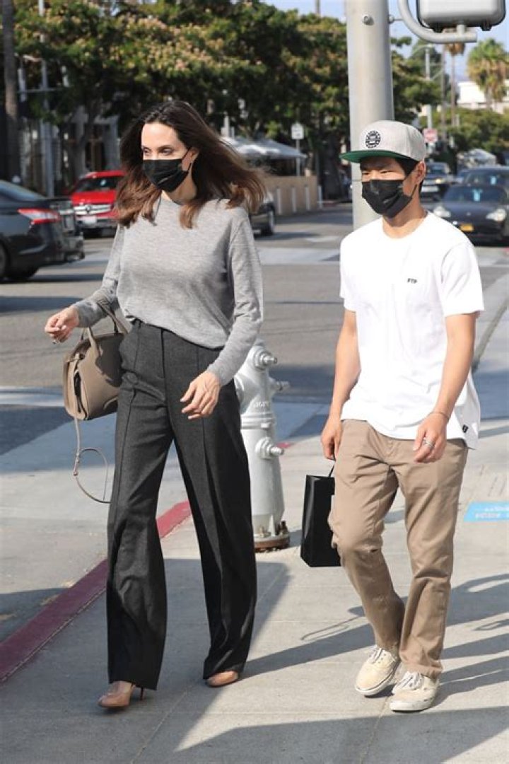 Angelina Jolie & Pax Go Sunglasses Shopping In Beverly Hills: Photos – Hollywood Life