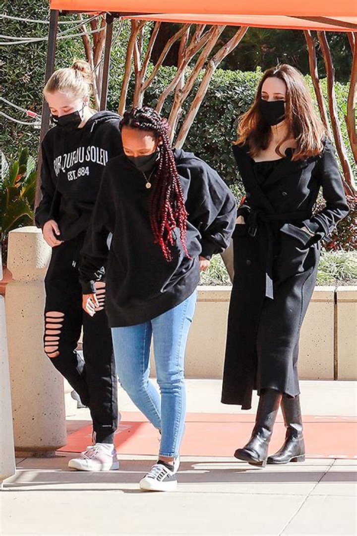 Angelina Jolie’s Daughter Shiloh Jolie-Pitt Debuts New Top Knot: Pics – Hollywood Life