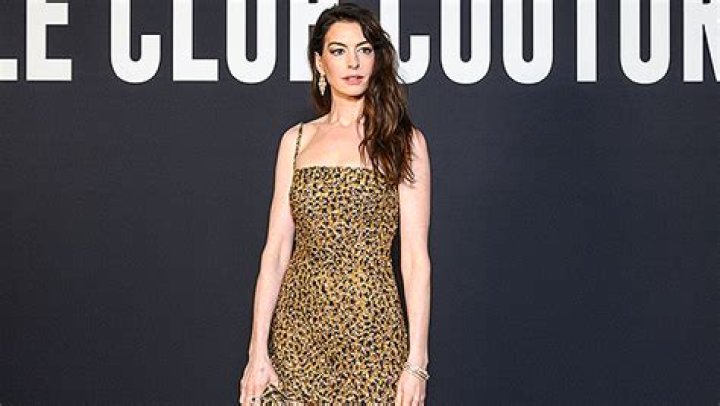Anne Hathaway Dancing At Paris Fashion Week: Video – Hollywood Life
