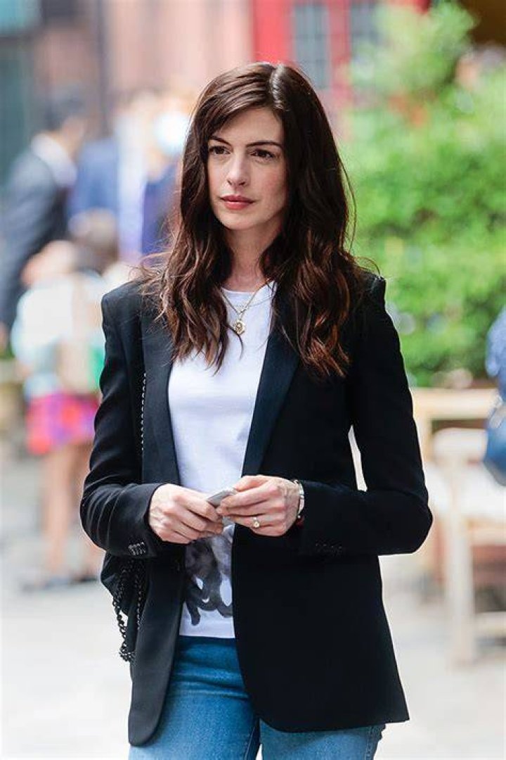 Anne Hathaway Goes Makeup-Free, Shows Off Her Freckles In Selfie – Hollywood Life