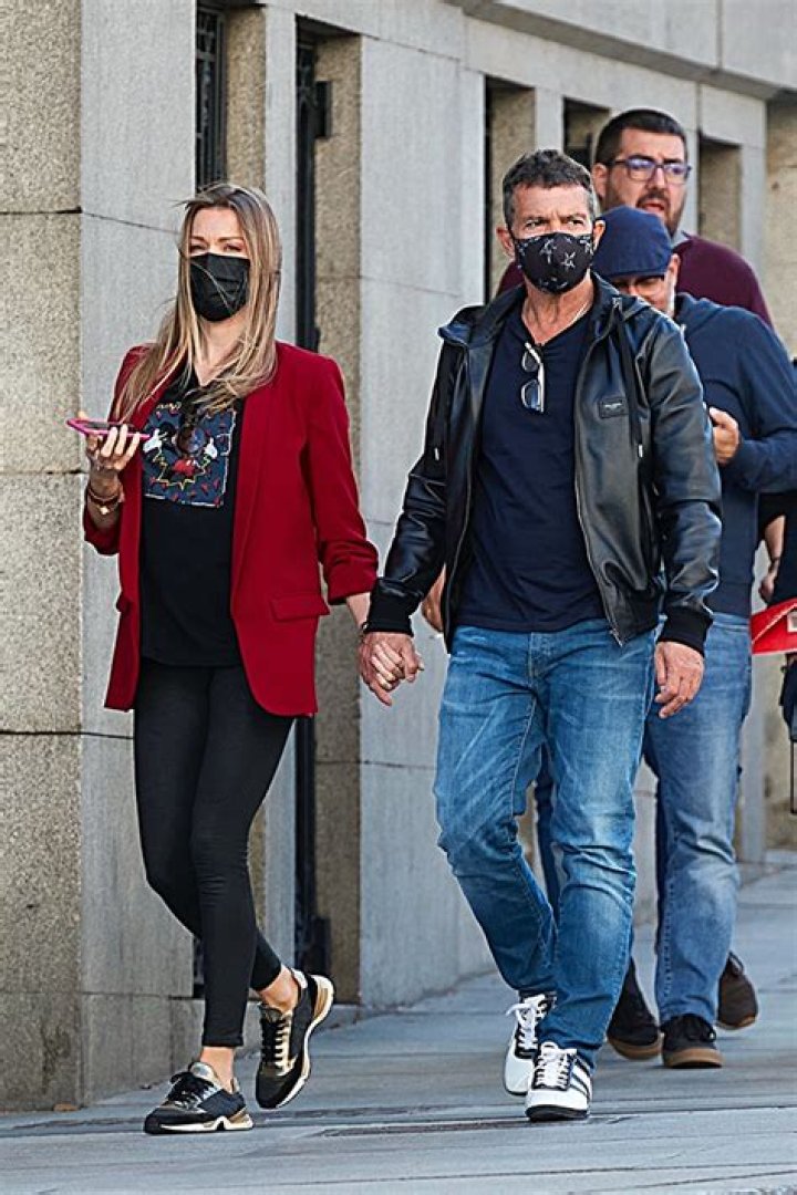 Antonio Banderas & GF Nicole Kimpel Hold Hands In Madrid: Photos – Hollywood Life