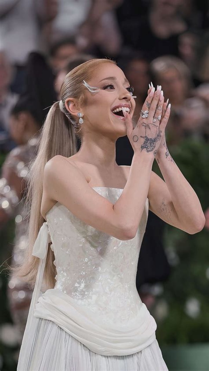 Ariana Grande: Gorgeous In Gold Hot Pants For AMAs Performance