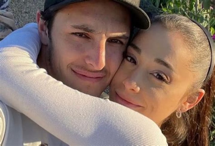 Ariana Grande Passionately Kisses Boyfriend Dalton Gomez In New Pic & Fans Are Swooning