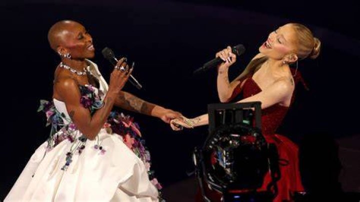 Ariana Grande Wins AMA For Artist Of The Year — Fights Back Tears – Hollywood Life