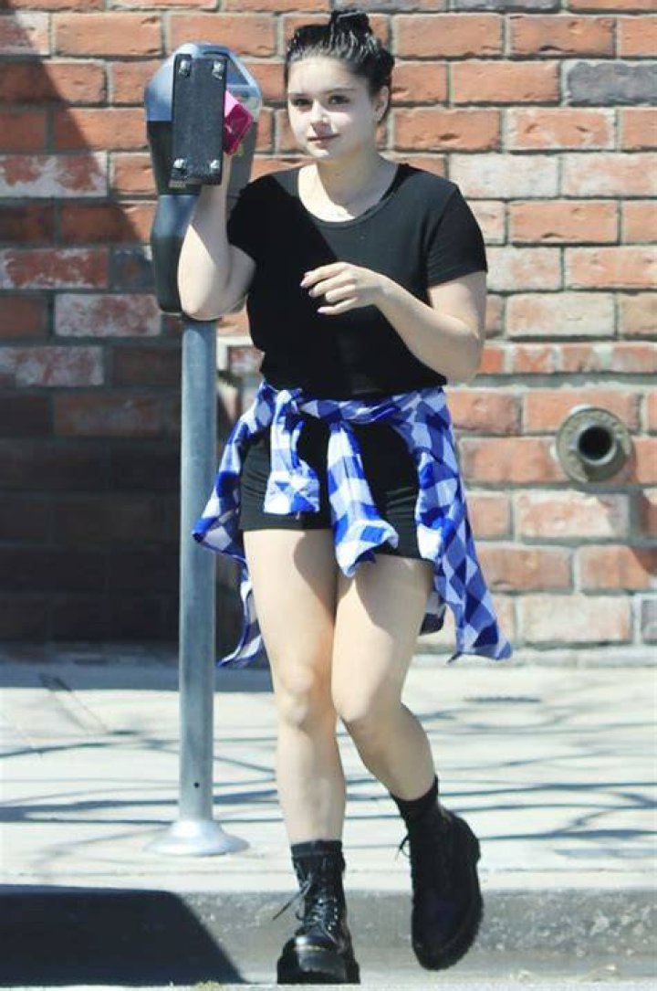 Ariel Winter In Mini Dresses & Short Shorts That Flaunt Her Legs — Pics – Hollywood Life