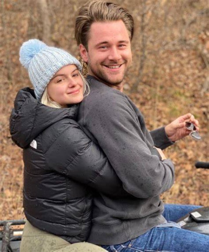 Ariel Winter Plants Sweet Kiss On Boyfriend Luke Benward During Romantic Day Out — Cute Pics