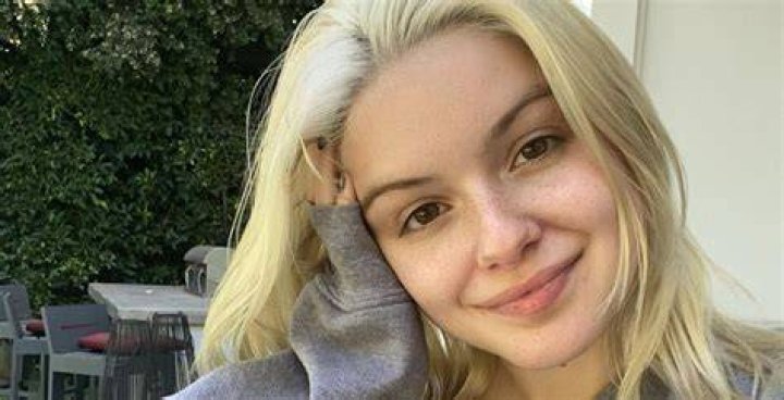 Ariel Winter Puts Her Legs On Display In Just An Oversized Sweatshirt While Posing With Her Cute Dog