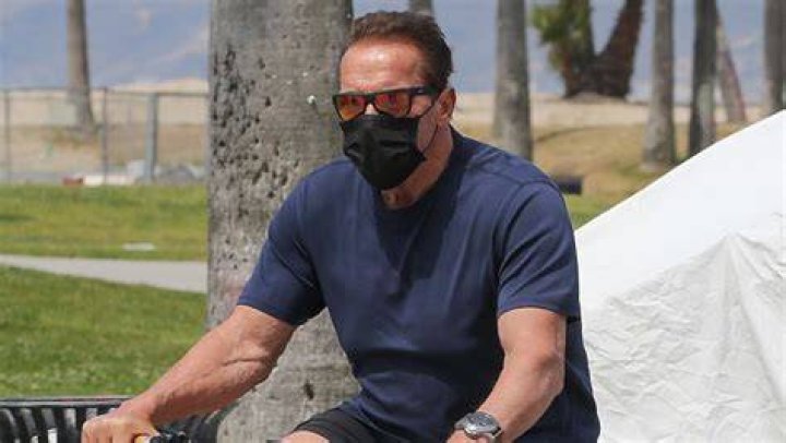 Arnold Schwarzenegger Looks Buff While On Bike Ride In Venice Beach – Hollywood Life