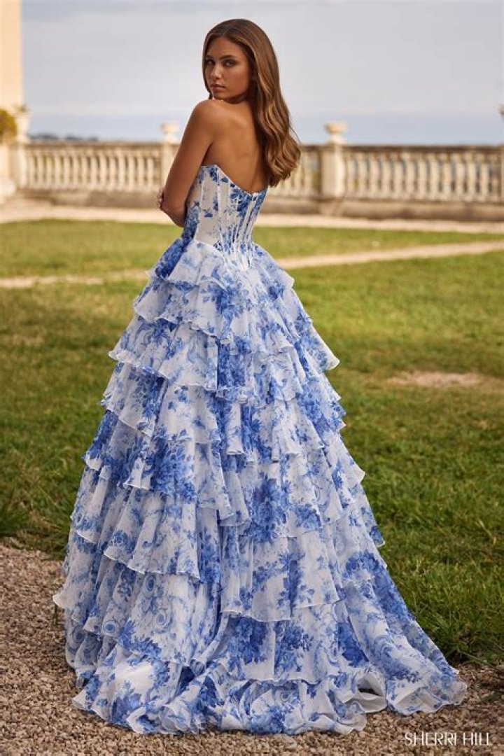 Ashley Graham Rocks An Elaborate Corset-Style Ruffled Gown At 2017 Met Gala