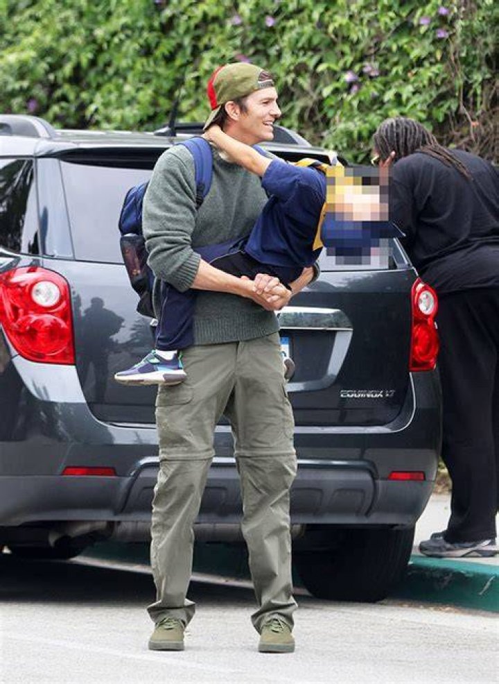 Ashton Kutcher Carries Son Dimitri Leaving Cub Scout Meeting: Photos – Hollywood Life