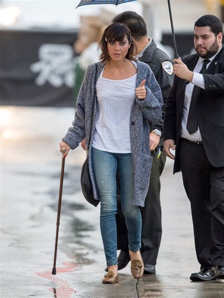 Aubrey Plaza With Cane — What Happened To ‘Dirty Grandpa’ Star? – Hollywood Life