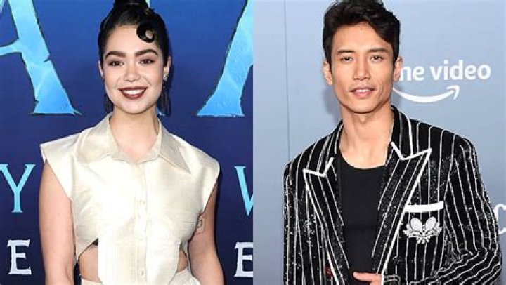 Auli’I Cravalho & Manny Jacinto Sing (Exclusive) – Hollywood Life