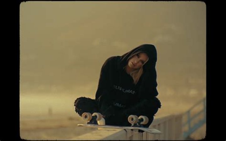 Avril Lavigne & YUNGBLUD Team Up For New ‘I’m A Mess’ Video – Hollywood Life
