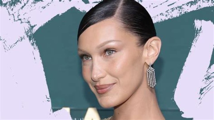Bella Hadid Looks Naturally Gorgeous While Makeup-Free In New York City – Pics