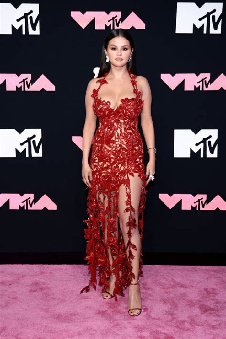 Bella Hadid Shows Off Rock Hard Abs In Sheer Tube Top & Suspenders At 2019 MTV Video Music Awards