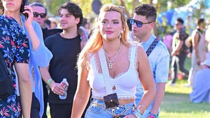 Bella Thorne Rocks Daisy Dukes & Crop Top At Coachella: Pics – Hollywood Life