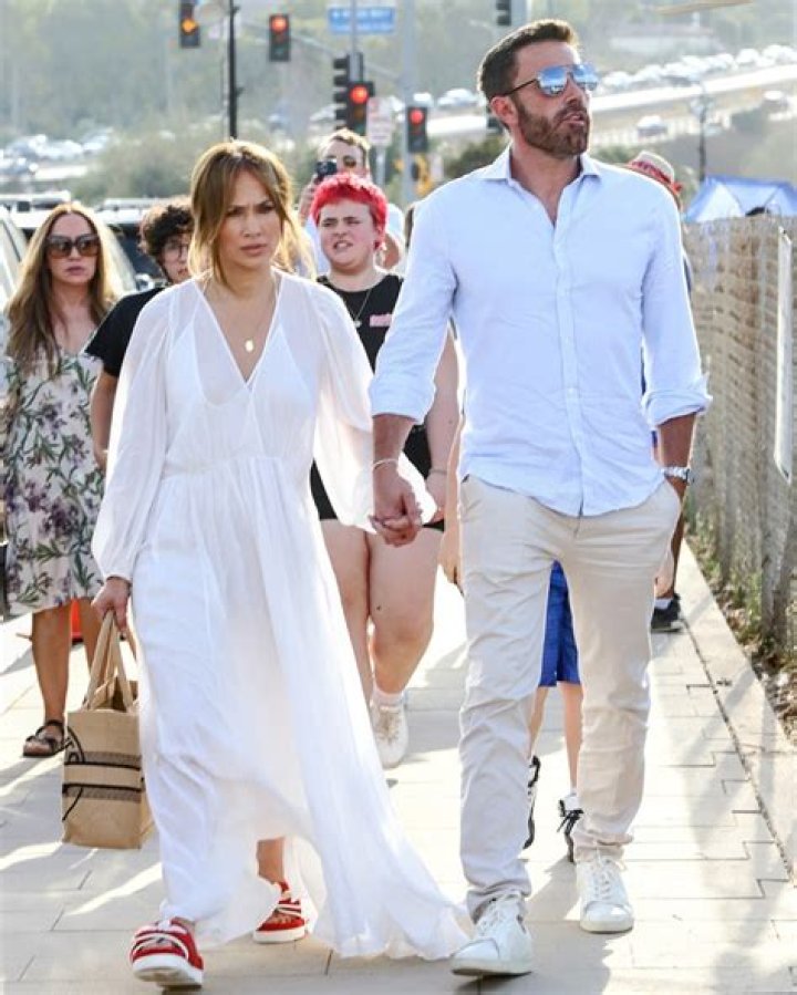 Ben Affleck’s Accent Is Back In Dunkin’s Super Bowl Ad (With J.Lo) – Hollywood Life