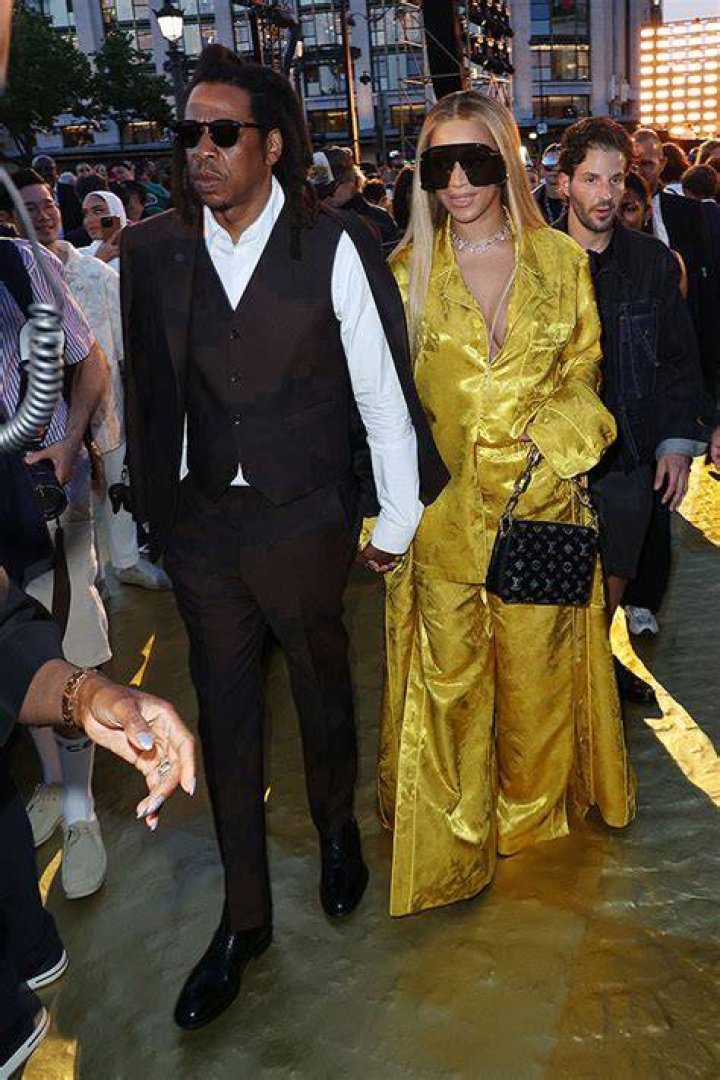 Beyonce Holds Hands With Jay-Z During Pharrell’s Louis Vuitton Show – Hollywood Life