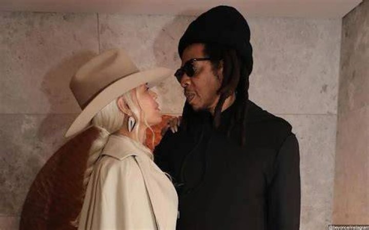 Beyonce & Jay-Z Escape For Romantic Boat Ride With Friends In The Hamptons — Pic