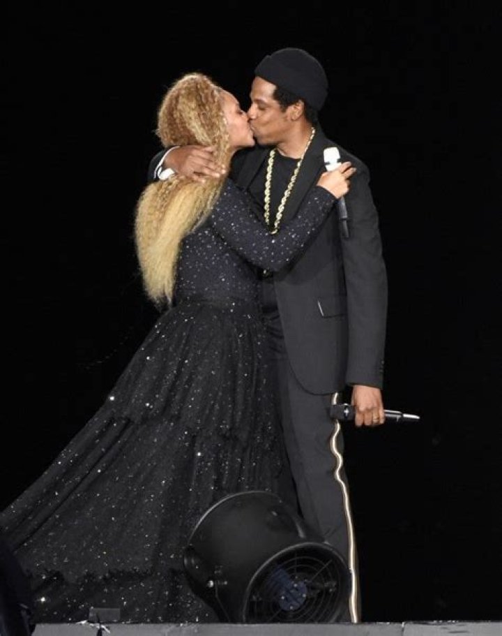 Beyoncé Kisses Jay-Z Hand While Having Drinks With Friends In Vegas – Hollywood Life