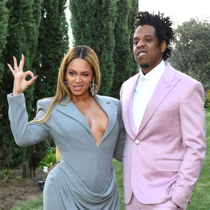 Beyoncé Rocks A White Bustier Top & Jacquard Mini Skirt In New Italy Vacation Photos With Jay-Z — Photos