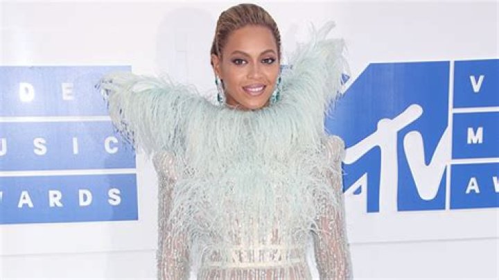 Beyonce Rocks White Dress On Date In Franch With Jay-Z: Photos – Hollywood Life