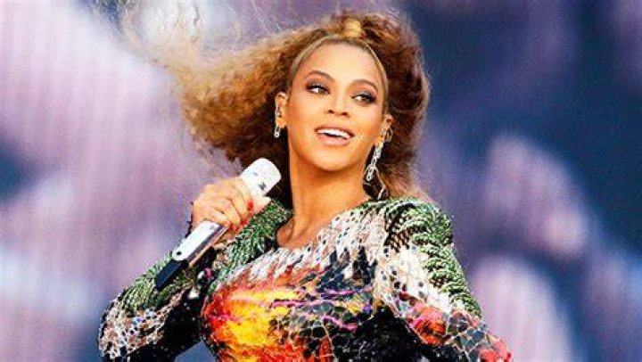 Beyonce’s Red Mini Dress & Hood On Renaissance Tour: Photos – Hollywood Life