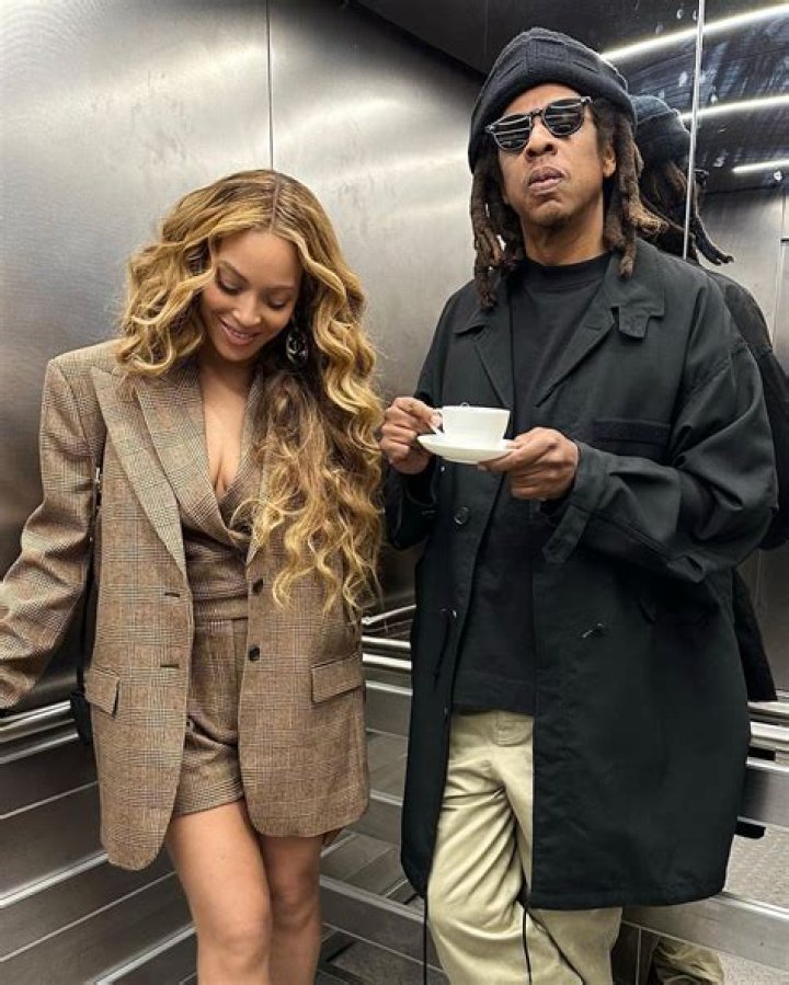 Beyonce Shows Off Abs In Crop Top & High-Waisted Skirt During Florida Trip With JAY-Z