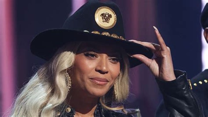 Beyoncé Stuns In White Dress In Hamptons Getaway