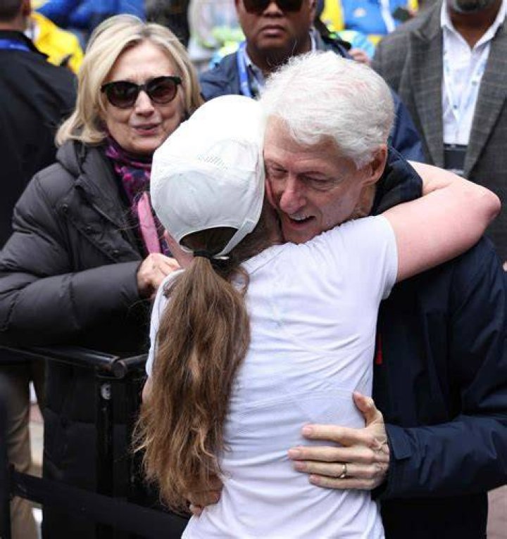 Bill & Hillary Clinton Support Daughter Chelsea At NYC Marathon – Hollywood Life