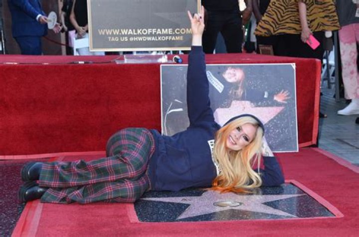 Billboard Awards Host — Disses Taylor Swift – Hollywood Life