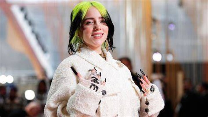Billie Eilish Slaps Herself & Laughs Hysterically In Funny Clips – Hollywood Life