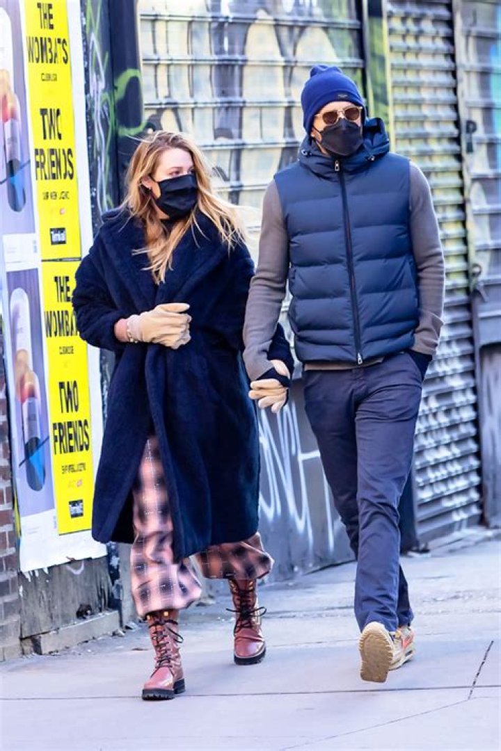 Blake Lively & Ryan Reynolds Holds Hands As They Brave The Frigid Wind In NYC — Photo