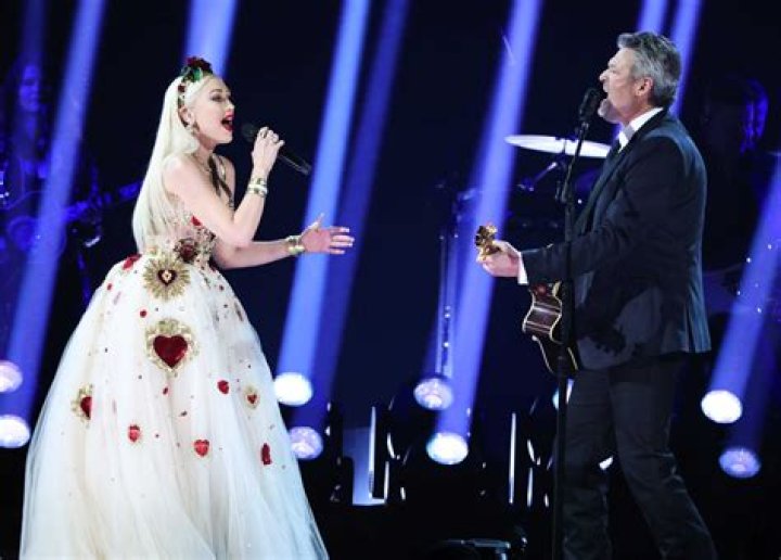 Blake Shelton & Gwen Stefani Passionately Kiss On Stage At Festival 2 Weeks After Wedding — Photo